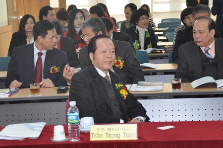 Đại sứ Việt Nam tại Hàn Quốc Trần Trọng Toàn tham dự hội thảo (Ảnh: TTXVN)